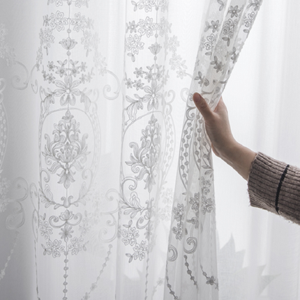 Vit spetsgardin med klassiskt mönster