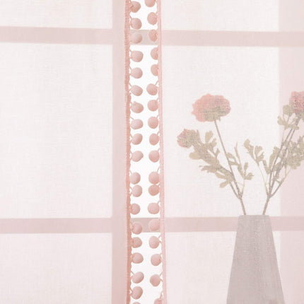 Vit tunn gardin med pom-poms