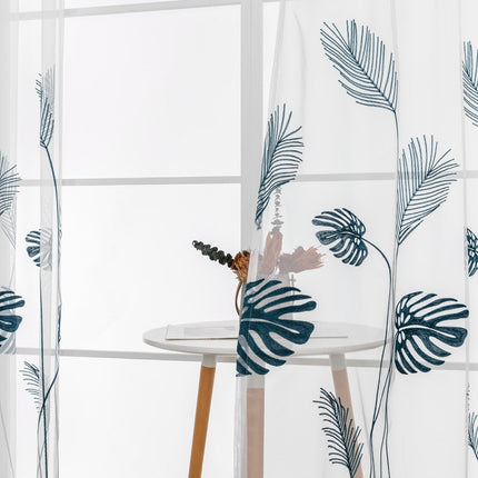 Tunn gardin med botaniskt broderi