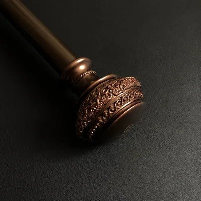 Beige tunn gardin med broderat naturmotiv