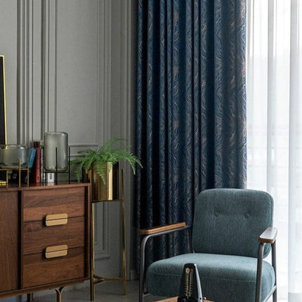 Nattblå mörkläggningsgardin med diskret mönster