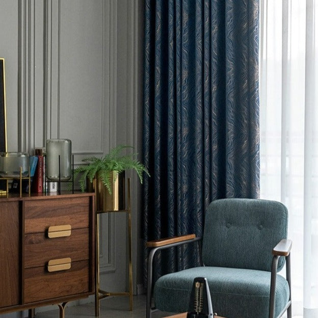 Nattblå mörkläggningsgardin med diskret mönster