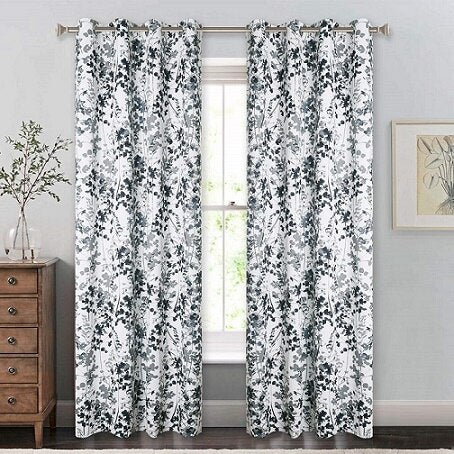 Gardin med lummigt blommönster