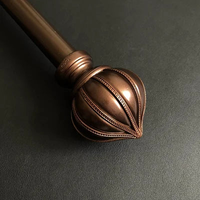 Beige tunn gardin med broderat naturmotiv