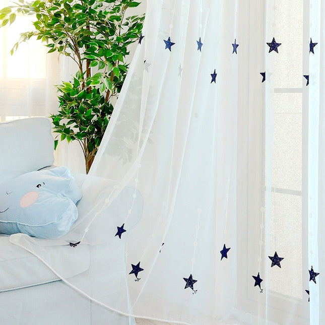 Tunn gardin med blå broderade stjärnor