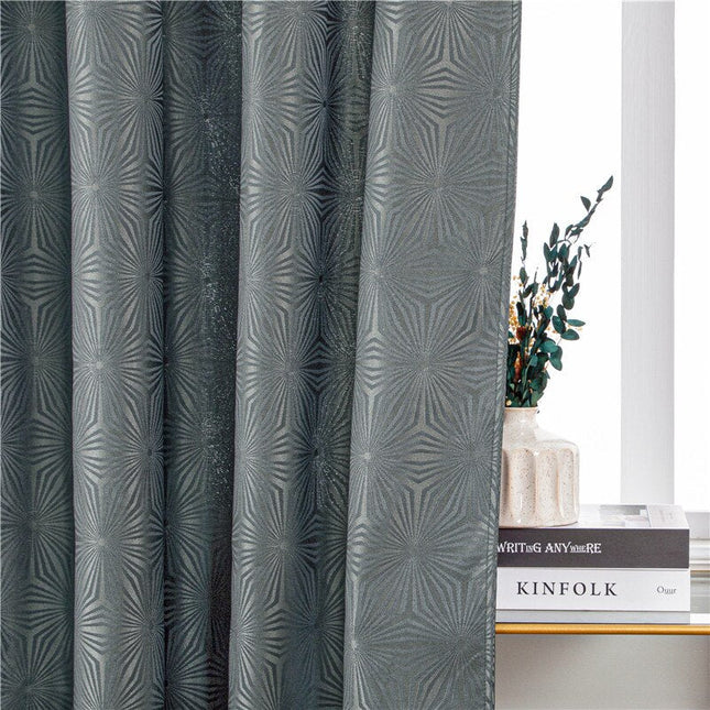 Grå gardin med geometriskt stjärnmönster