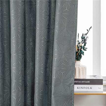 Grå gardin med geometriskt stjärnmönster