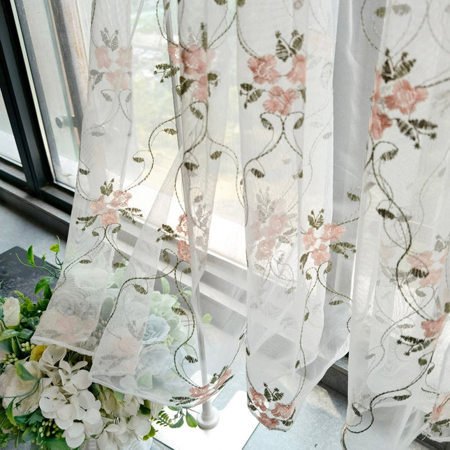 Cafégardin i lantlig stil med blommor