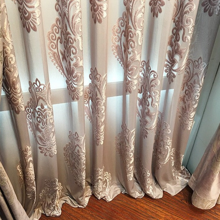Tunn gardin med elegant barockmönster