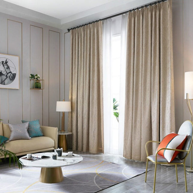 Beige mörkläggningsgardin med vågigt mönster