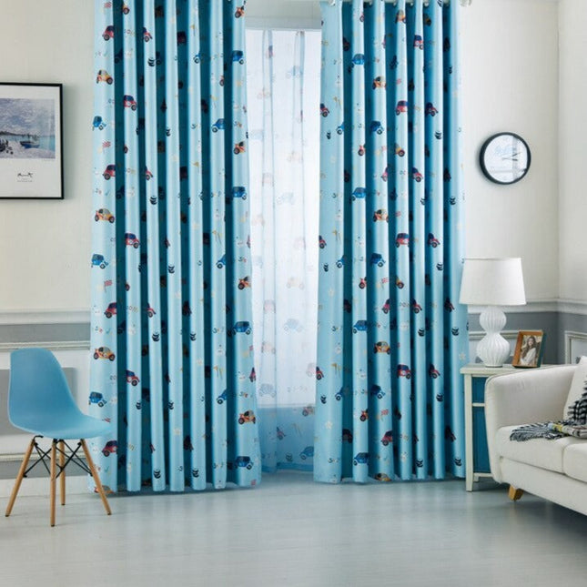 Tunn gardin med blå racerbilar