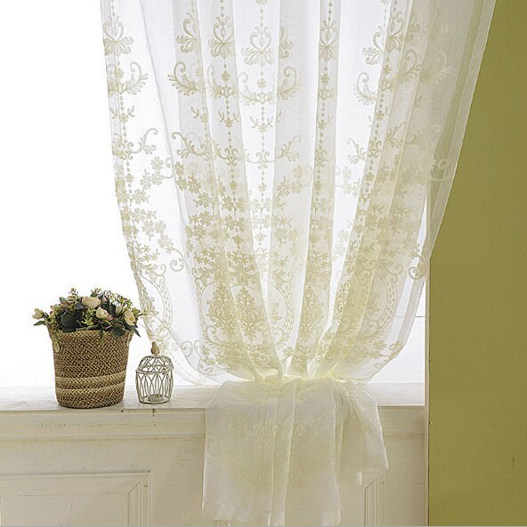 Klassisk tunn gardin med damastmönster