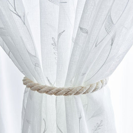 Voilegardin med diskret kvistmönster