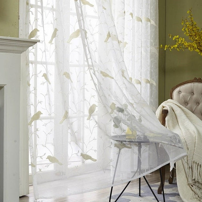 Tunn gardin med fåglar på kvist