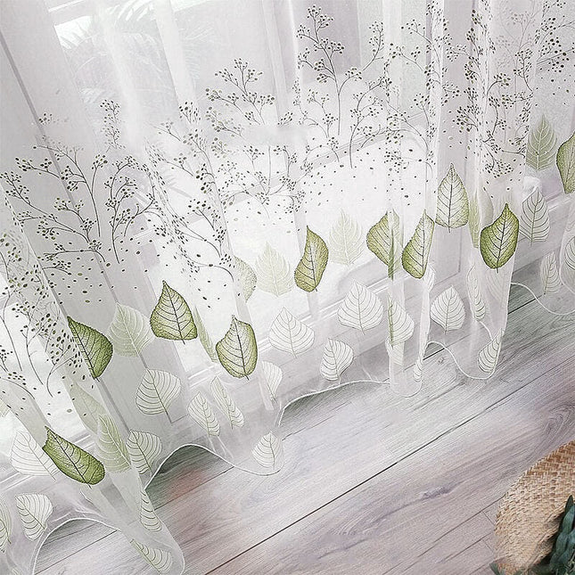 Tunn gardin med grönt lövmönster