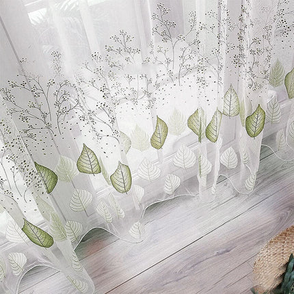 Tunn gardin med grönt lövmönster
