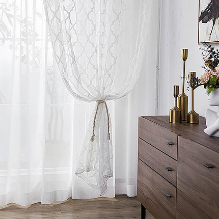 Vit voilegardin med geometriskt mönster