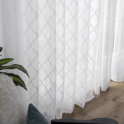 Vit voilegardin med geometriskt mönster