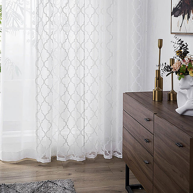 Vit voilegardin med geometriskt mönster