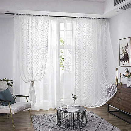 Vit voilegardin med geometriskt mönster
