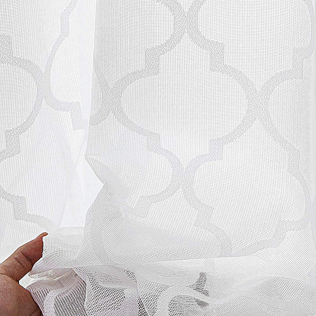 Vit voilegardin med geometriskt mönster