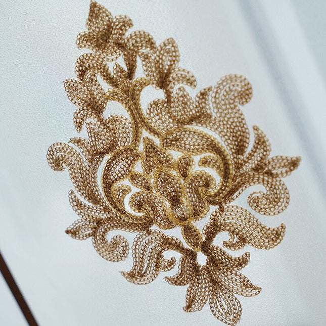 Tunn hissgardin med broderat mönster