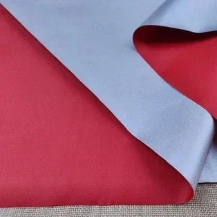 Svart mörkläggningstyg med silverbaksida