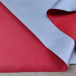 Svart mörkläggningstyg med silverbaksida