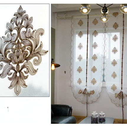 Tunn hissgardin med broderat mönster