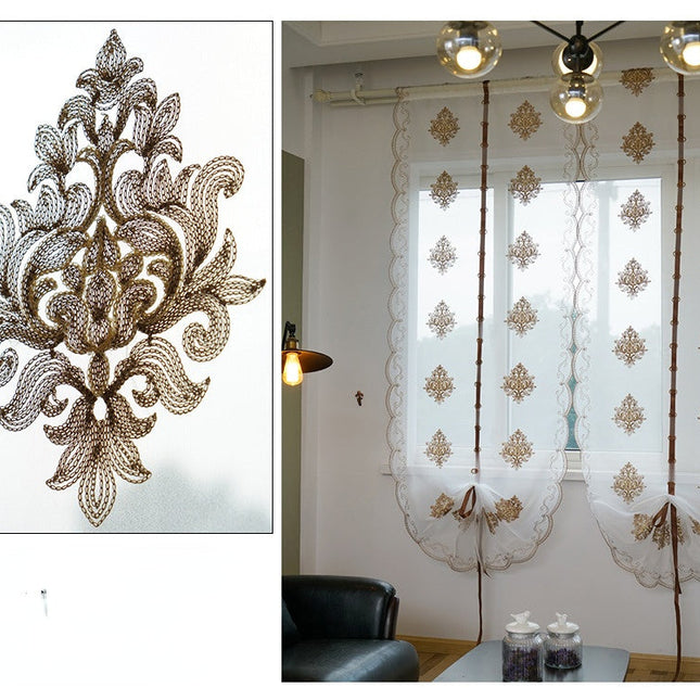 Tunn hissgardin med broderat mönster