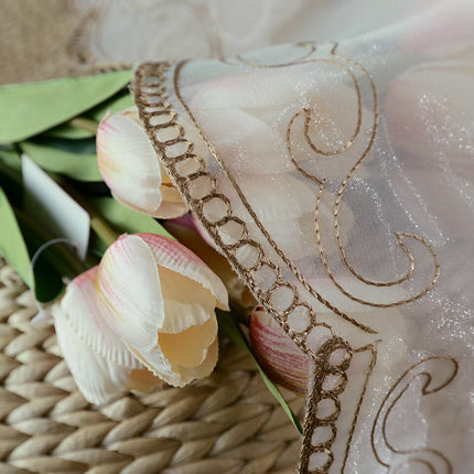 Tunn hissgardin med broderat mönster