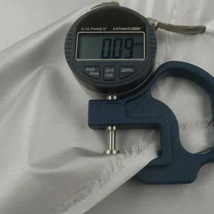 Svart mörkläggningstyg med silverbaksida