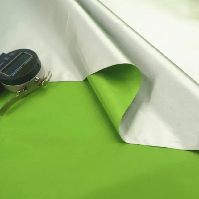 Svart mörkläggningstyg med silverbaksida