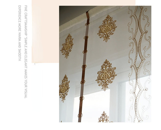 Tunn hissgardin med broderat mönster