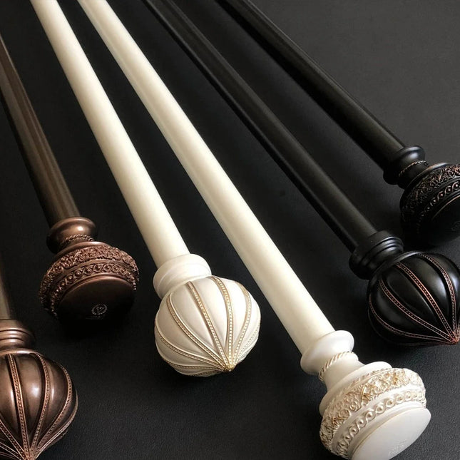 Beige tunn gardin med broderat naturmotiv