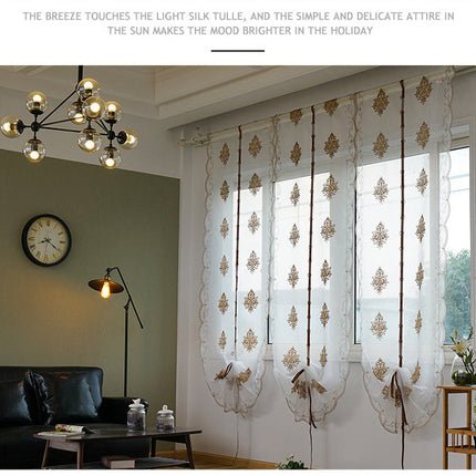 Tunn hissgardin med broderat mönster