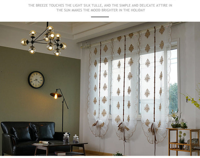 Tunn hissgardin med broderat mönster