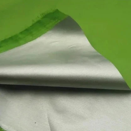 Svart mörkläggningstyg med silverbaksida