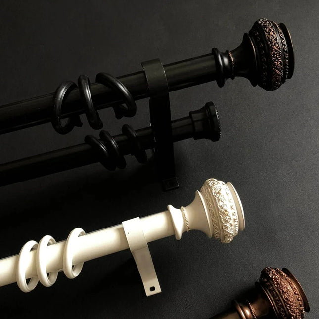 Beige tunn gardin med broderat naturmotiv