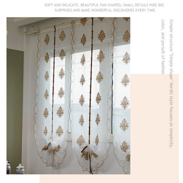 Tunn hissgardin med broderat mönster