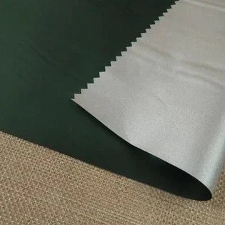 Svart mörkläggningstyg med silverbaksida