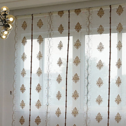 Tunn hissgardin med broderat mönster