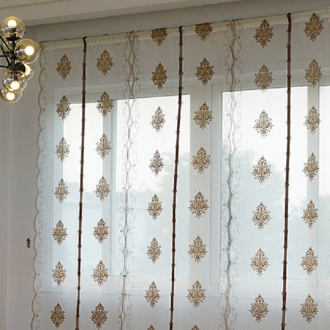 Tunn hissgardin med broderat mönster