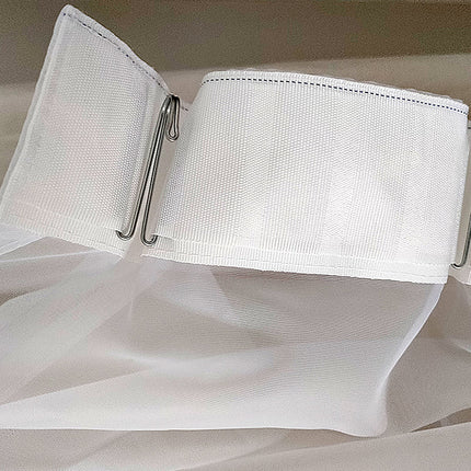 Enkel och stilren vit voilegardin