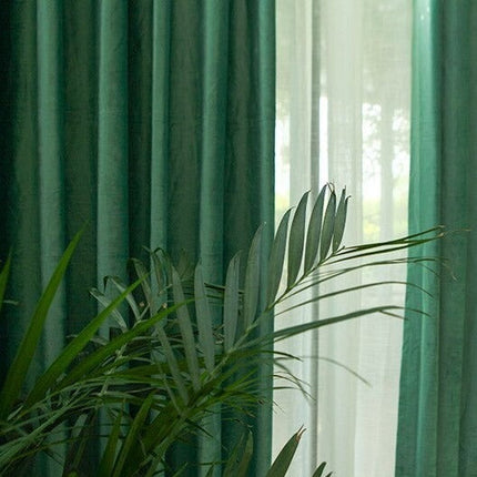 Grangrön mörkläggningsgardin med öglor.