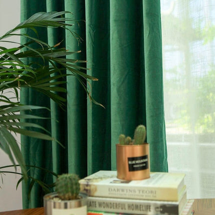 Grangrön mörkläggningsgardin med öglor.