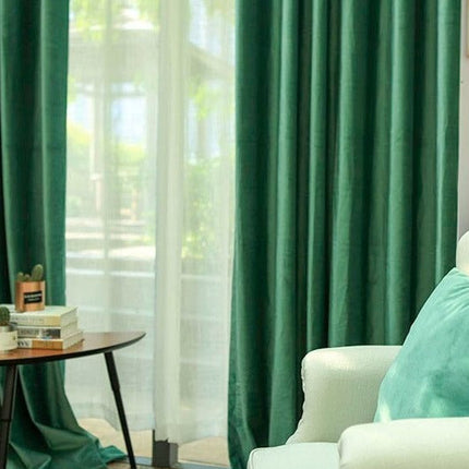 Grangrön mörkläggningsgardin med öglor.