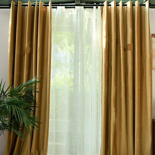 Ockragul mörkläggningsgardin i sammet med öljetter