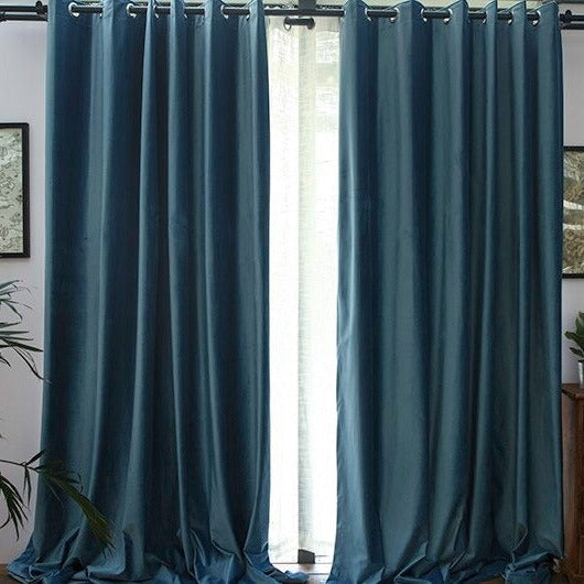 Skimrande blå mörkläggningsgardin med öljetter