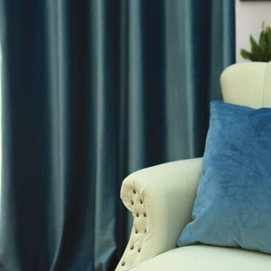 Skimrande blå mörkläggningsgardin med öljetter